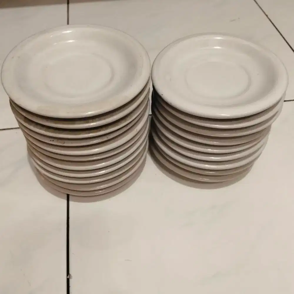 Piring kecil keramik
