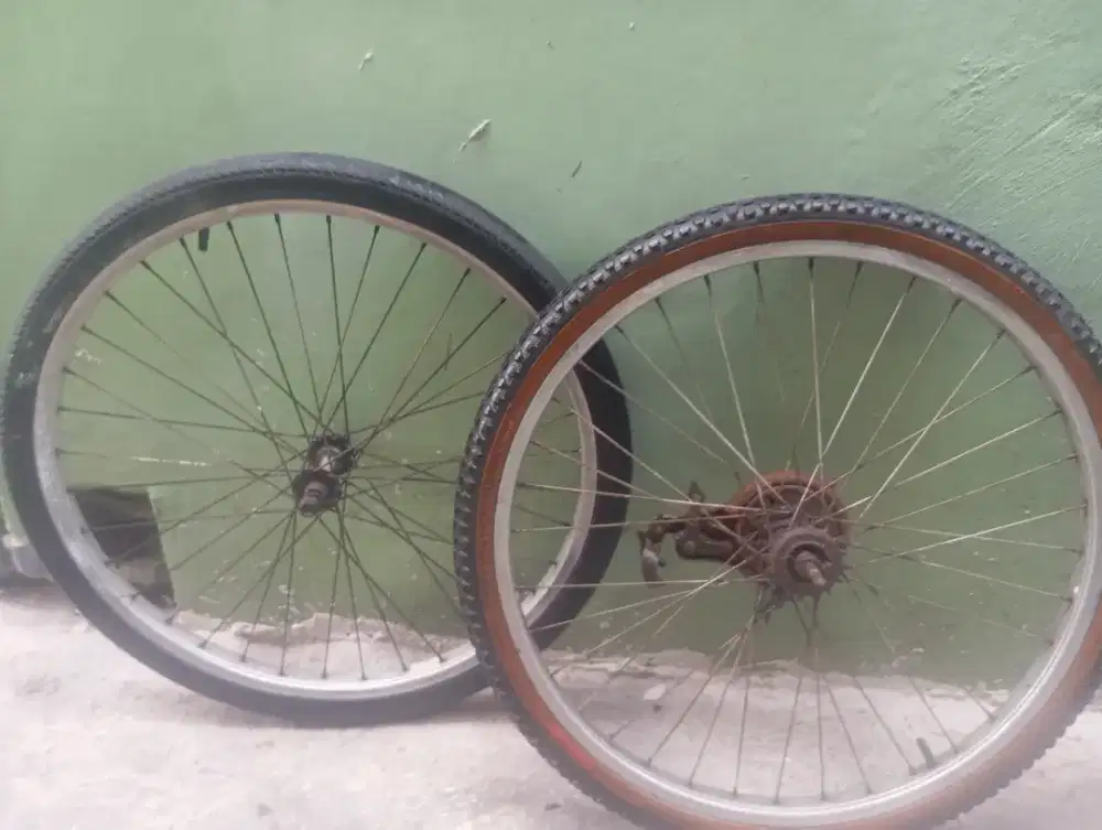 Di jual Jual velk dan ban sepeda ukuran 24
Sepasang depan blakang