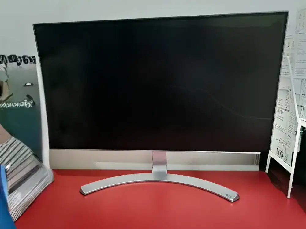Monitor layar lengkung LG 14inch