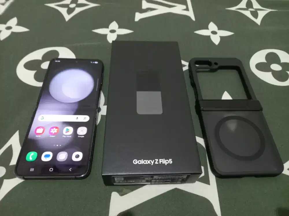 Samsung ZFlip 5 Black 8/256 Mulus Fullset No Minus Ex Resmi SEIN
