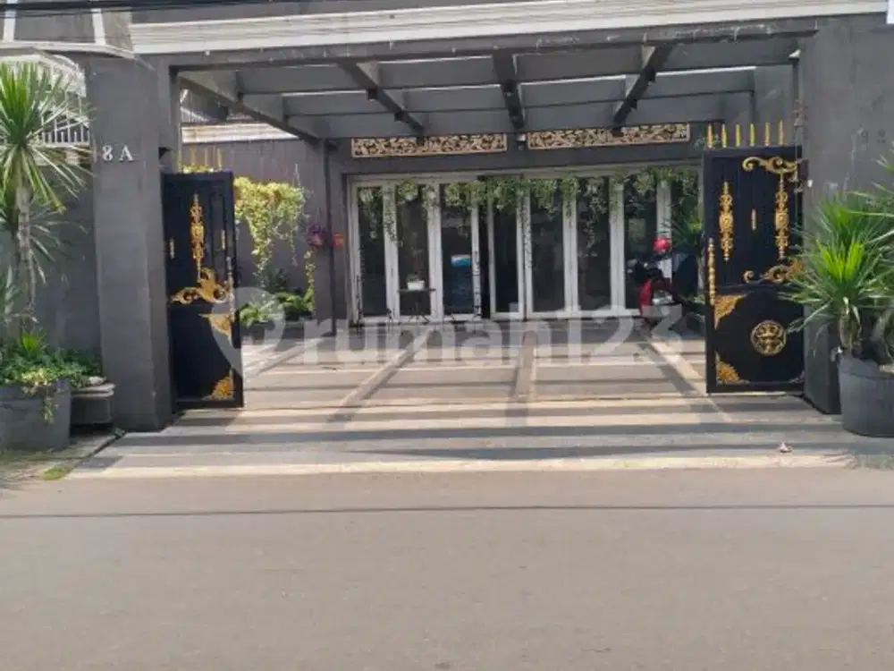 Ruang Usaha Siap Pakai Pinggir Jalan Dekat Stasiun Kebayoran