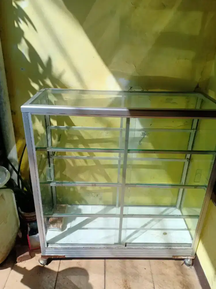 Etalase jualan warung