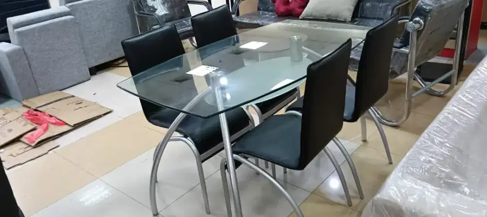 Meja makan modern 4 kursi