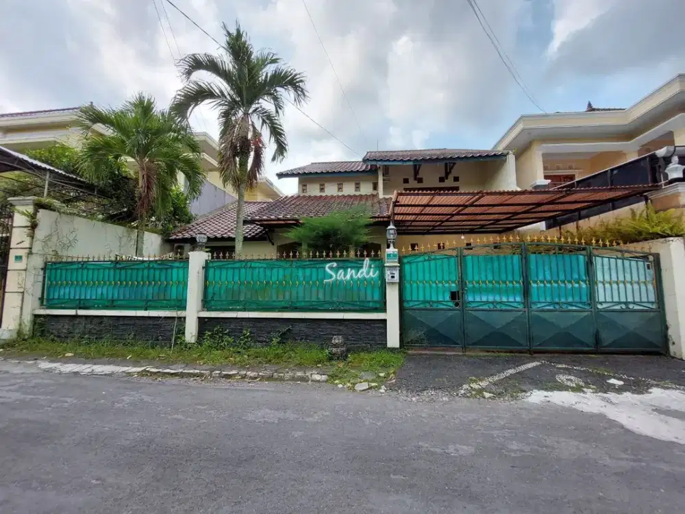 Rumah Besar Tanah Luas 5 menit dari Monumen Yogya Kembali, Toko Progo