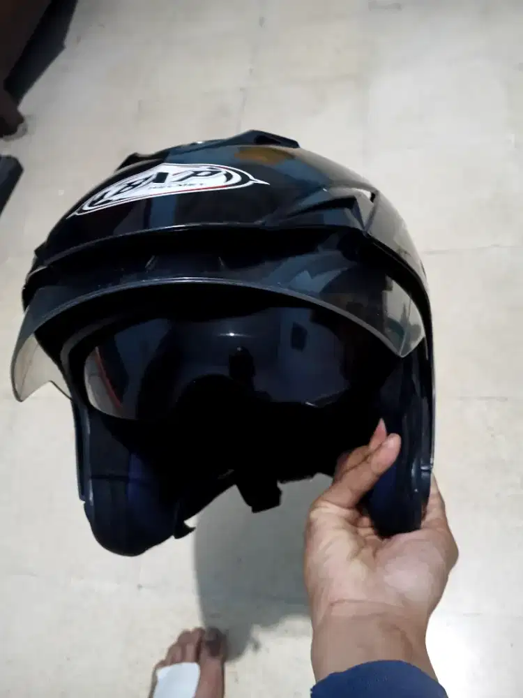 Helm JP7 BXP berwarna hitam glossy.