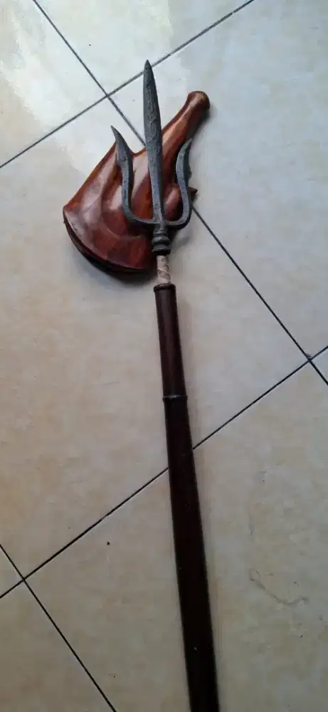 Pusaka tombak trisula