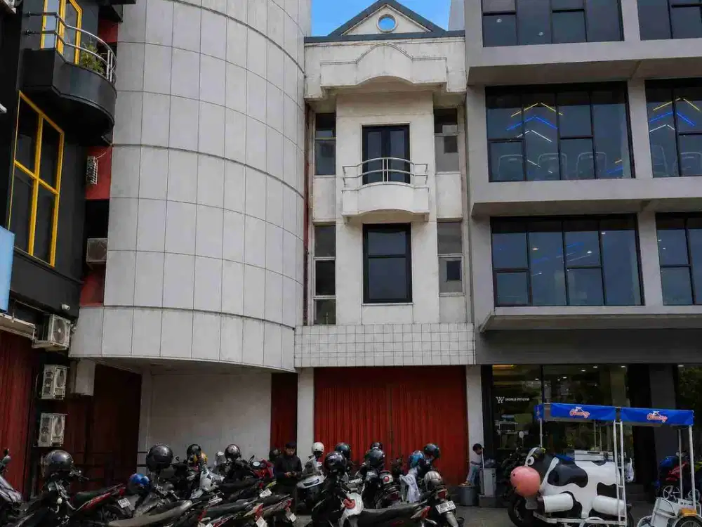 Ruko Strategis 3 Lantai di Taman Galaxy Bekasi – Siap Huni, Sangat Luas & Hadap Timur!