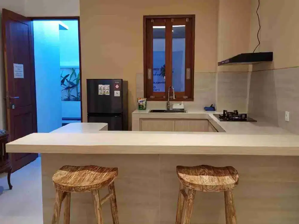 DISEWAKAN RUMAH MODERN DI AREA RENON LOKASI STRATEGIS.