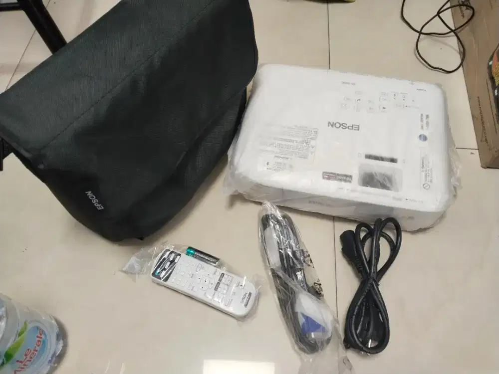 Dijual proyektor Epson EB-X400 Pemakaian 150jam Lengkap kayak baru HDM