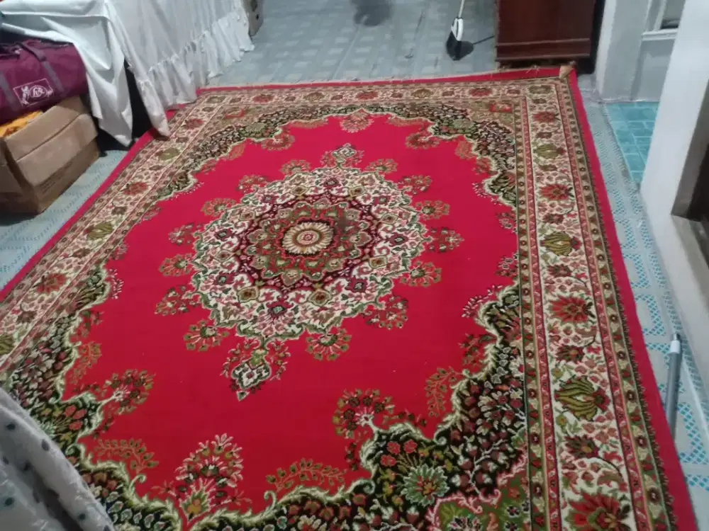 karpet merah dengan motif yang cantik