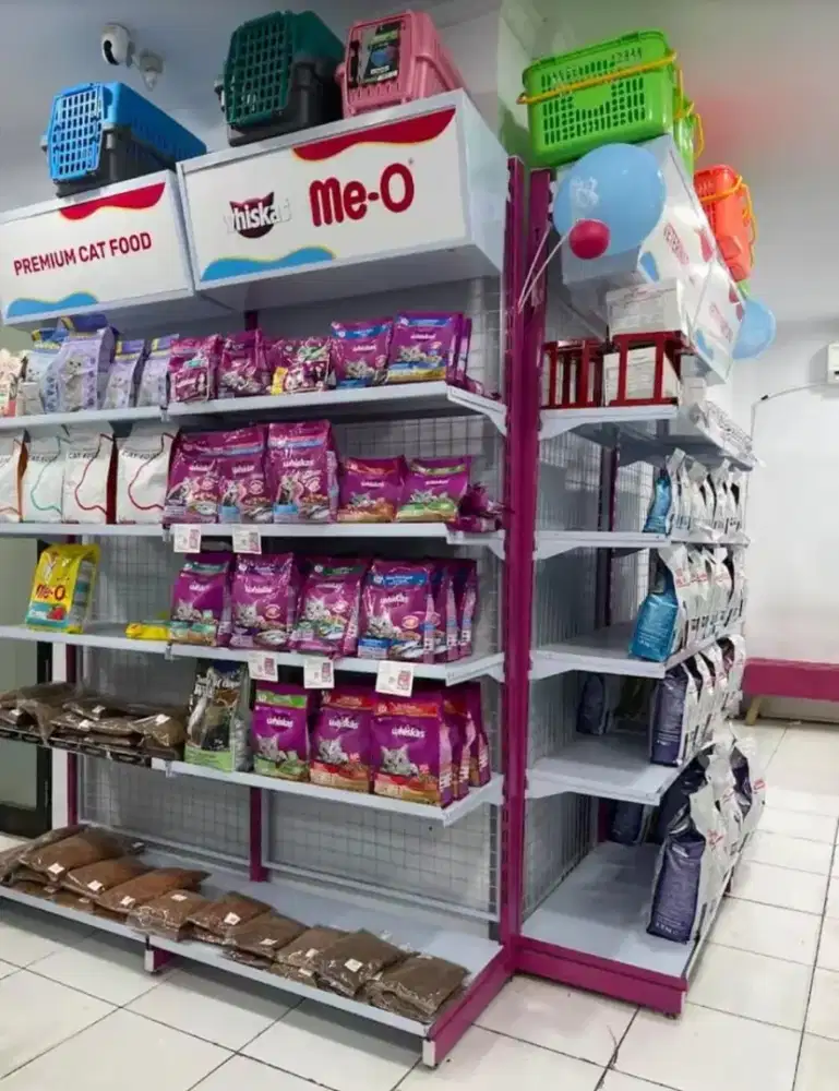 Rak minimarket bikin toko makin rapi.