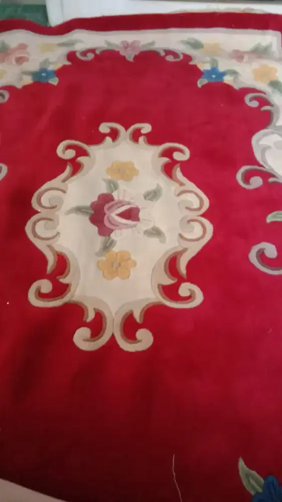 karpet merah motif di tengah