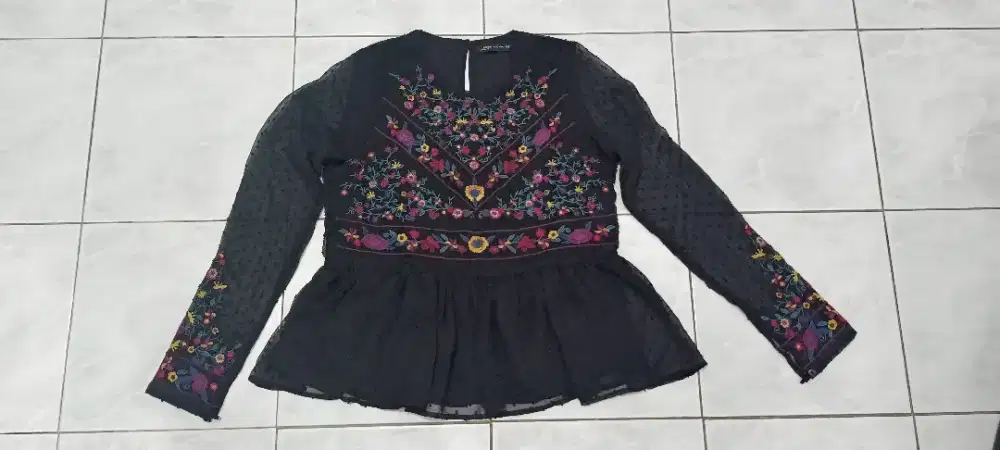 Baju Atasan Wanita Preloved Hitam Bordir