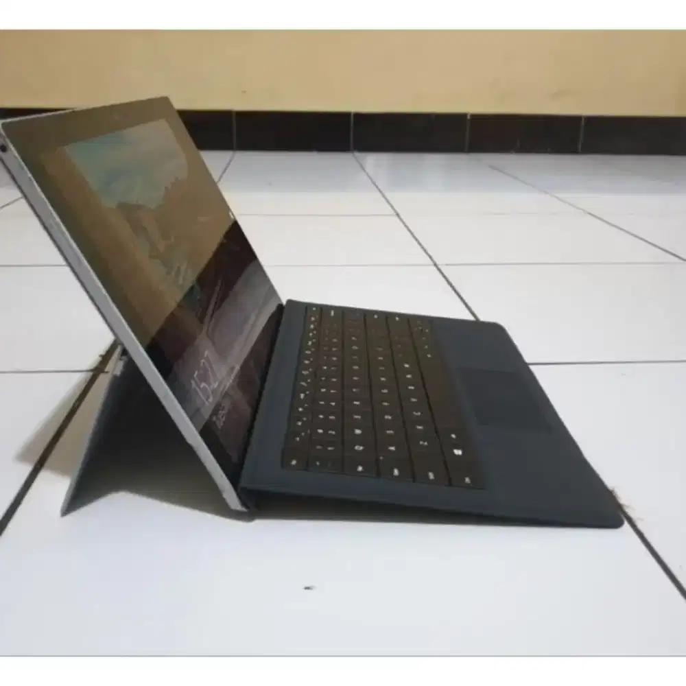 Laptop Surface Pro 3 
Processor i7-4650
Layar sentuh
8GB RAM
256GB SSD