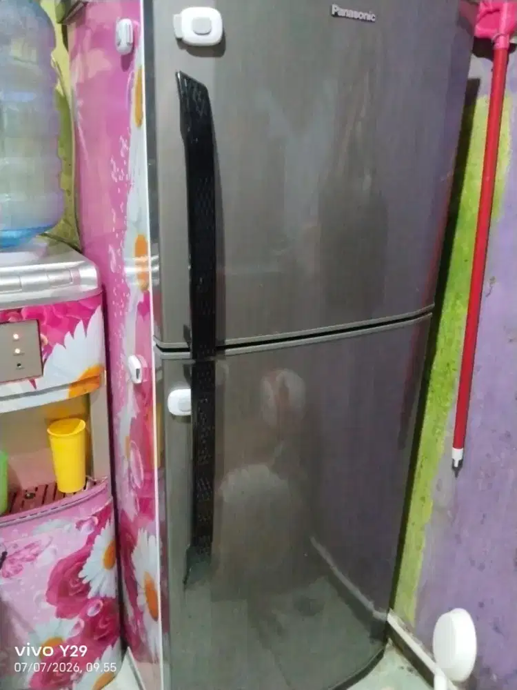 Di jual kulkas dua pintu PANASONIC