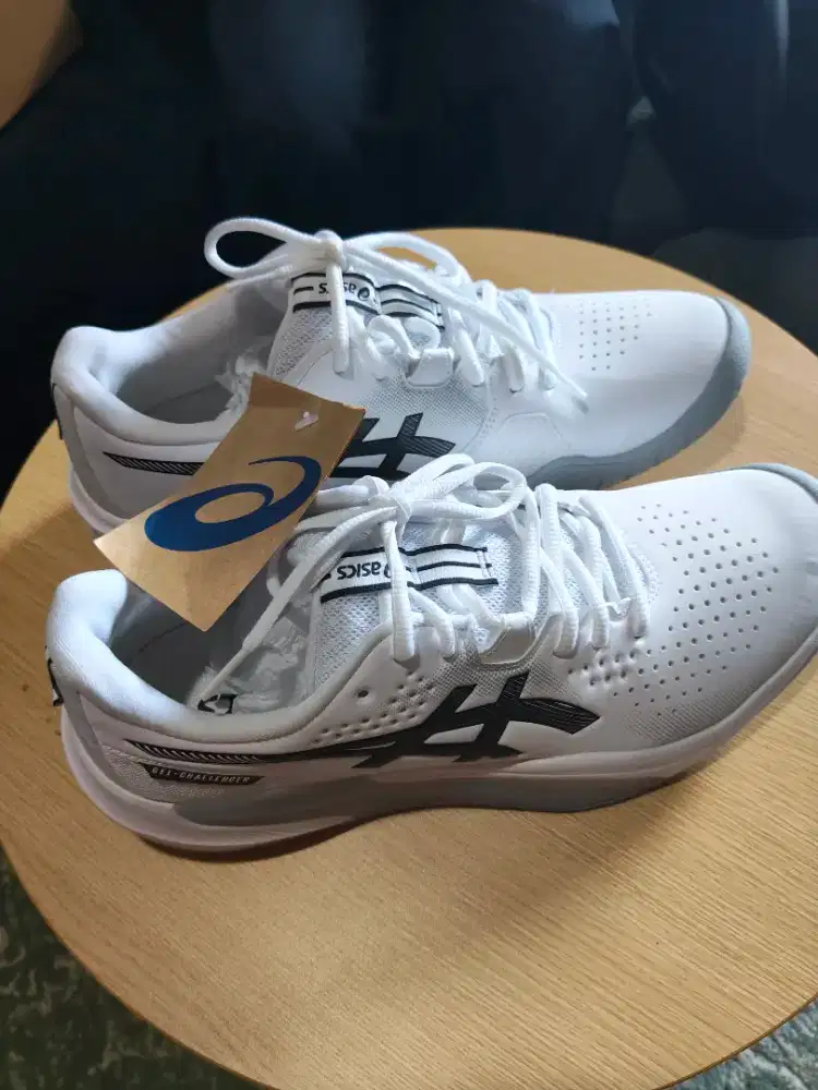Di jual sepatu tenis padel merk Asics size 43