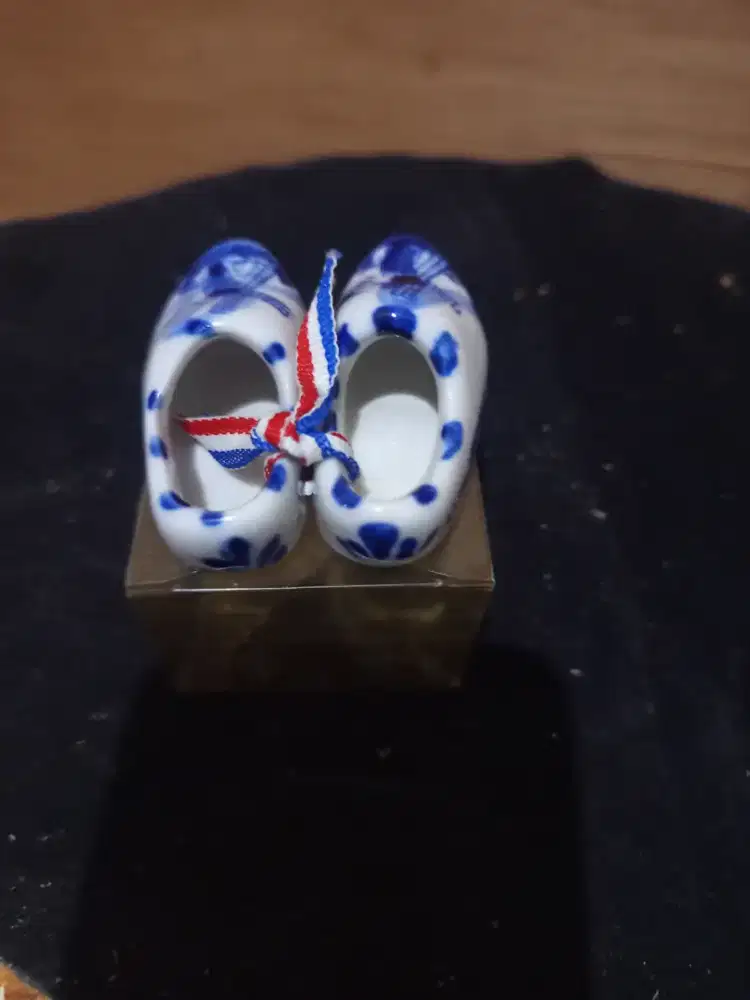 Sepatu  mini keramik delf