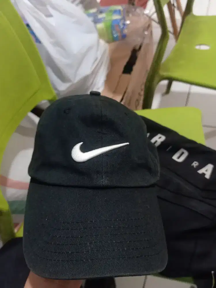 Topi hitam nike