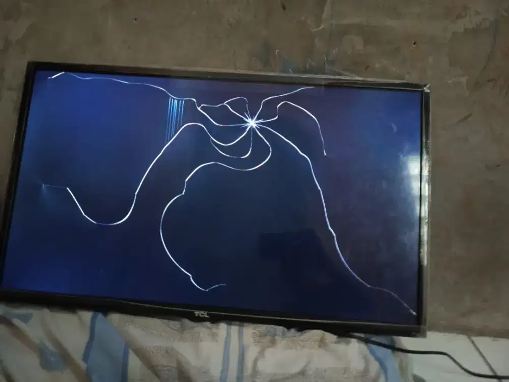 Tv led tcl 32 in digital pecah layar