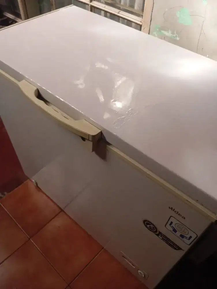 Dijual Cepat dan Murah Freezer Midea 200L Preloved Second Nego Tipis