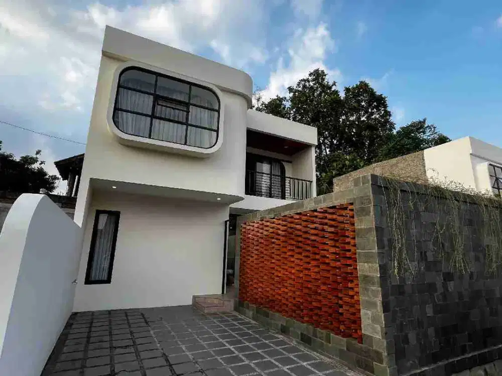 Rumah atau Villa baru 2 lantai Full furnished dengan private poll di kawasan premium Maguwoharjo