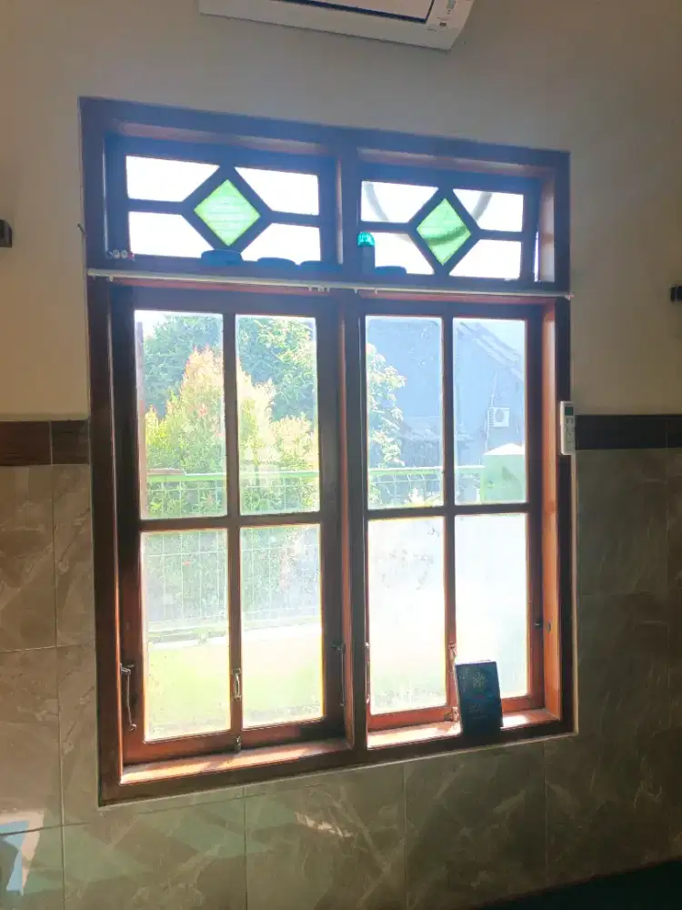 Jendela kayu tua, kalau tak salah kamper 2 set
