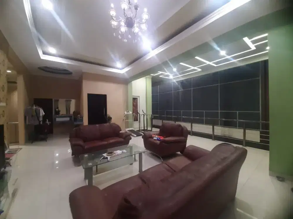Rumah 2,5 Lantai Ada Kolam Renang di Taman Modern Cakung!