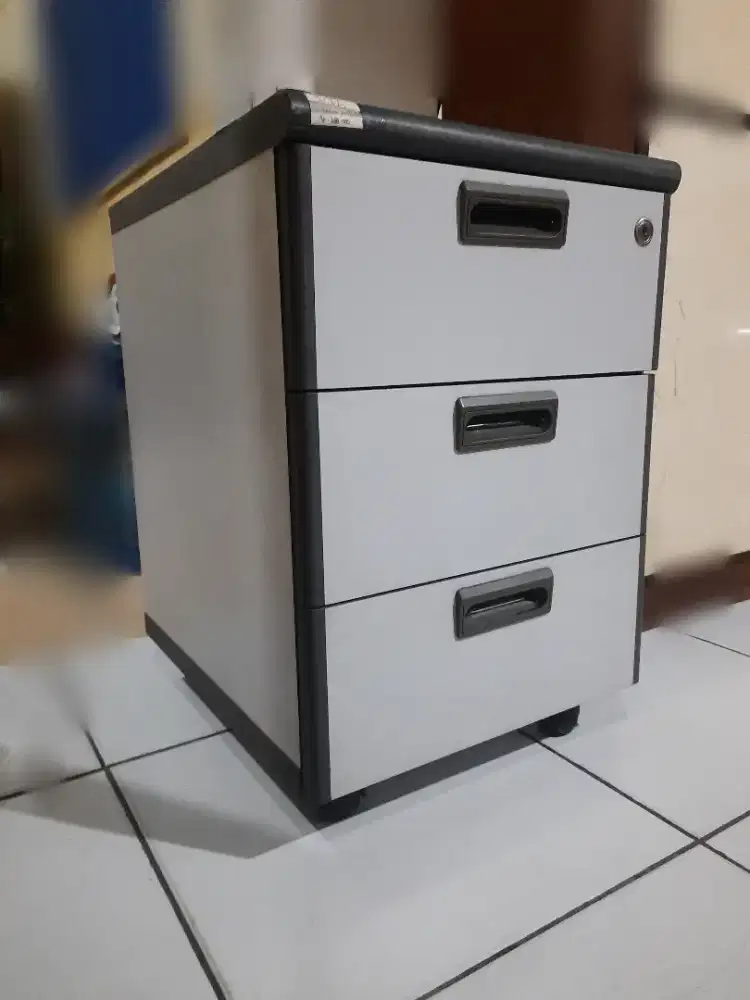 Nakas arsip 3 laci alas roda