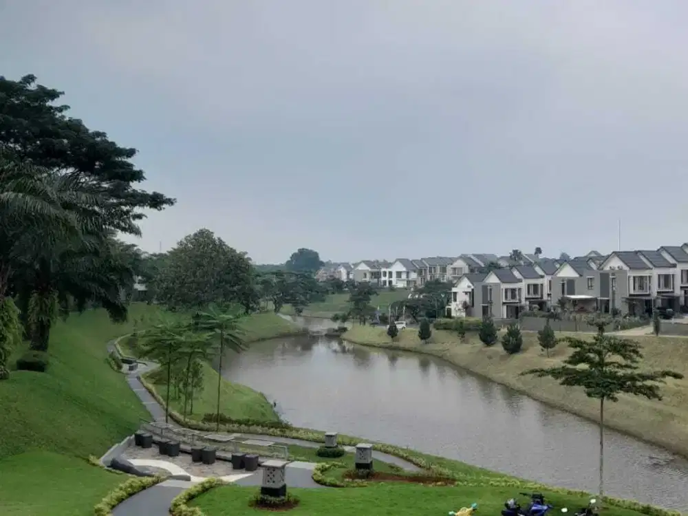 Rumah Mewah tepi danau di Bukit Golf Cibubur