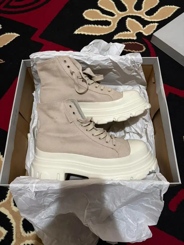 Sepatu Wanita Charles n Keith