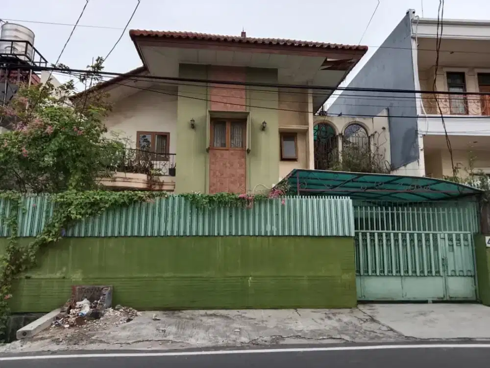 Rumah Strategis 3 Lantai Potensi Besar untuk Hunian & Usaha - di Tomang Jakarta Barat