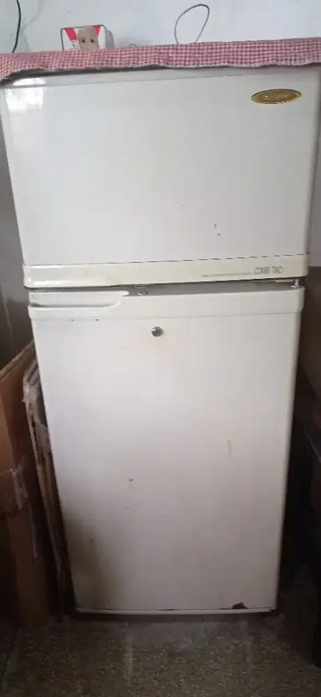 Kulkas 2 pintu merk GOLDSTAR