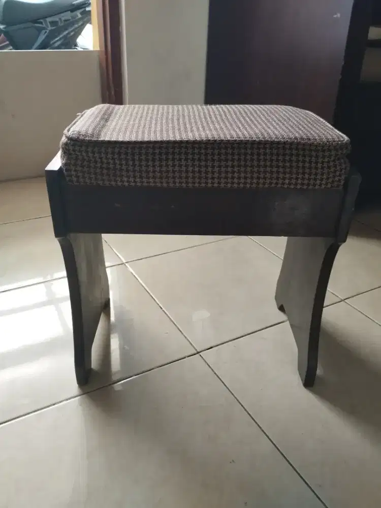 Kursi kayu kokoh