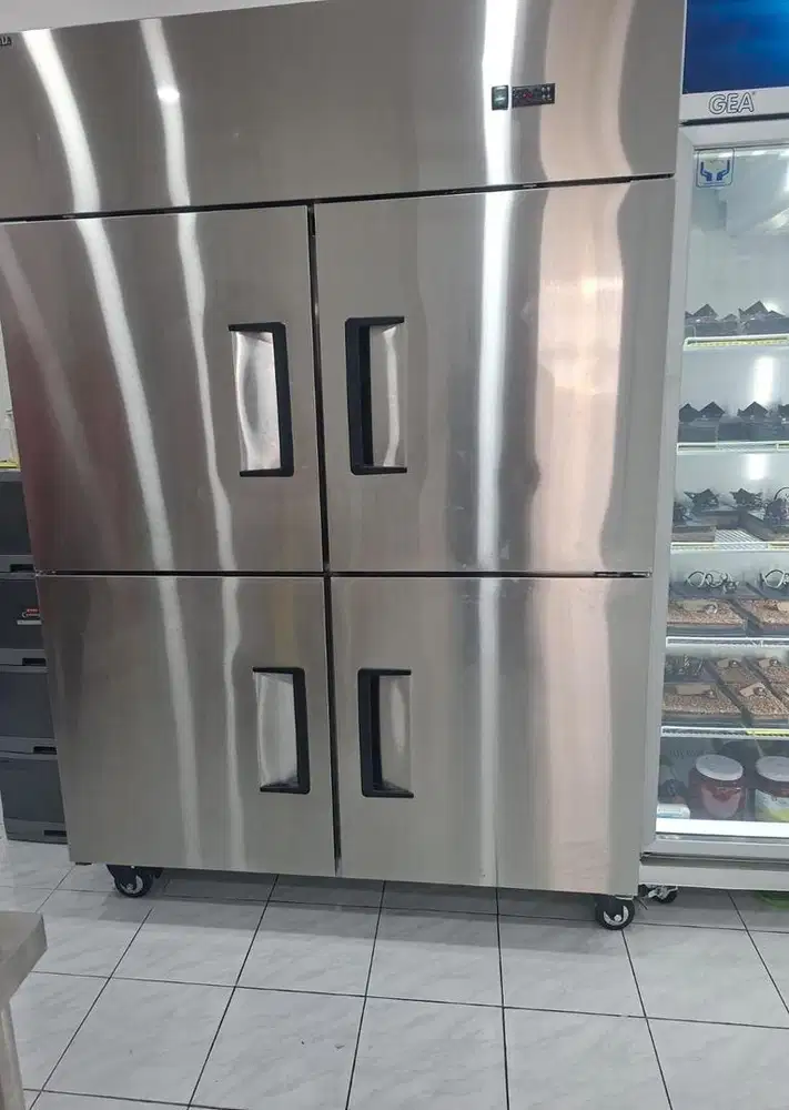 Upright Chiller 4 Pintu