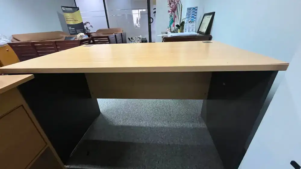 Meja kayu kerja