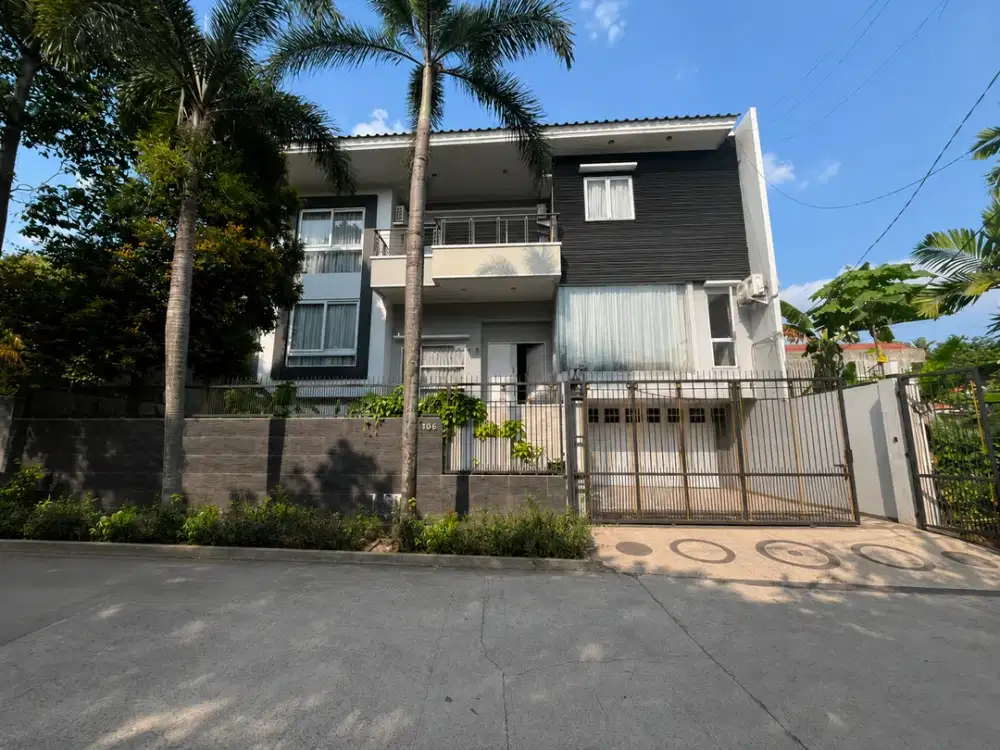 Rumah Layout Luas 3 Lantai dengan Private Pool di Cinere Dekat Living Plaza