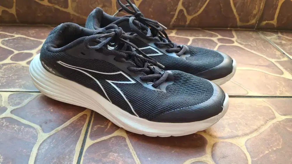 Sepatu diadora (Ukuran 41)