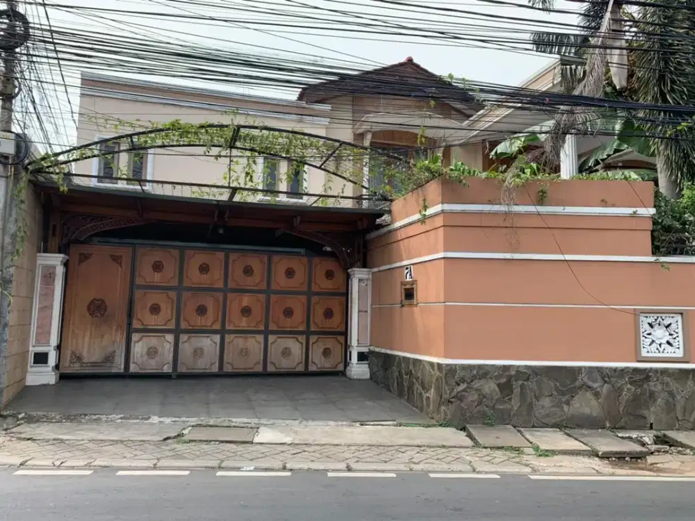 DIJUAL RUMAH MEWAH SEMI FURNISHED LOKASI STRATEGIS ADA KOLAM RENANG DI PEJATEN JAKSEL