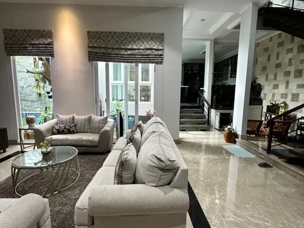 DIJUAL RUMAH MEWAH ADA POOL LOKASI STRATEGIS DI PERMATA BUANA