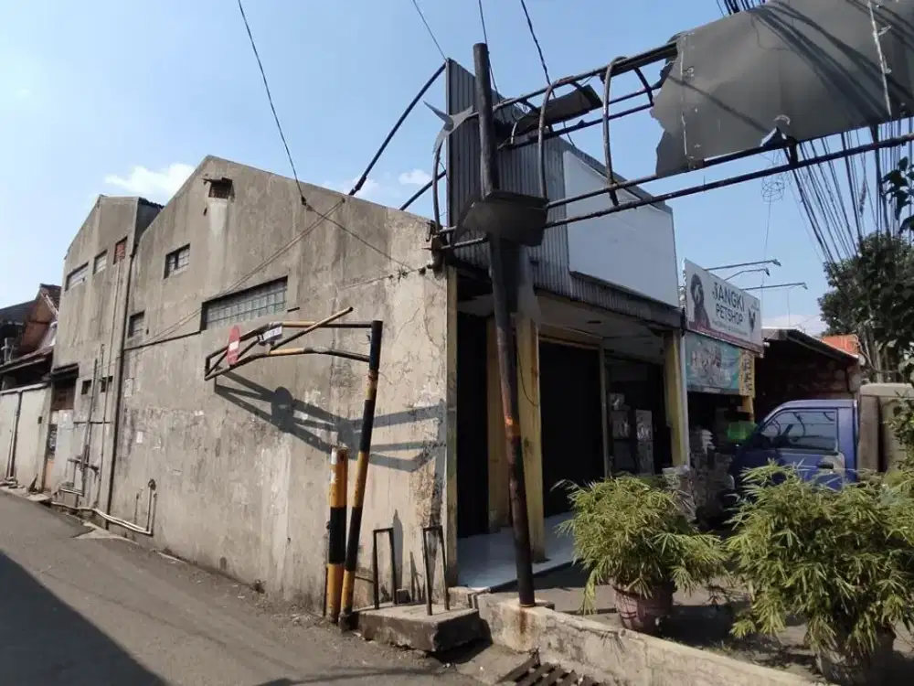 Jual rumah dan Ruang Usaha  Soekarno Hatta (sebelah RM Laksana ) persis di hook jl Karasak Utara