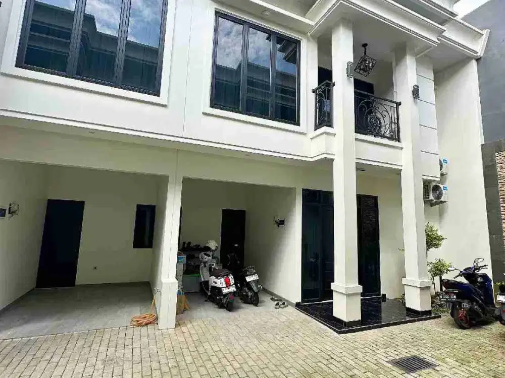 Rumah 2 lantai American Classic Style – Kalisari, Pasar Rebo | Jakarta Timur
Hunian Elegan, Aman, Bebas Banjir di Lingkungan Ramah & Nyaman