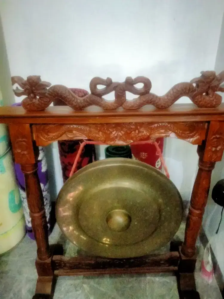 gong berserta gantungan dan pemukul gong