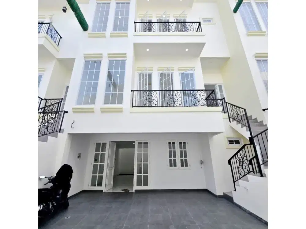 Rumah Baru 3 Lantai Desain Elegan Modern – Cahaya Maksimal, Ruang Luas!”  di Pulomas Kayu Putih – Bebas Banjir! Z107