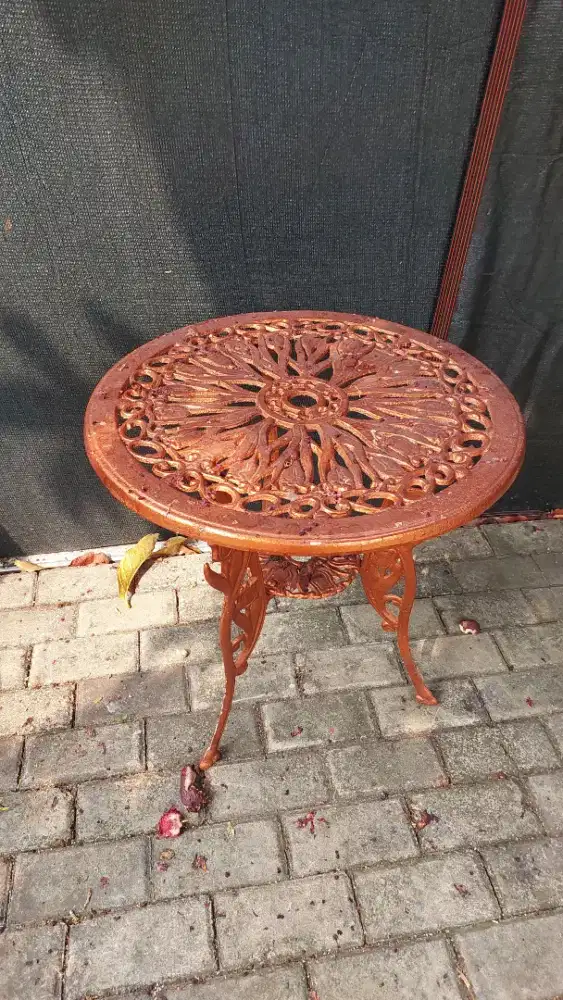 Meja Taman Besi Cor Bulat Motif Klasik / Meja Outdoor Vintage
