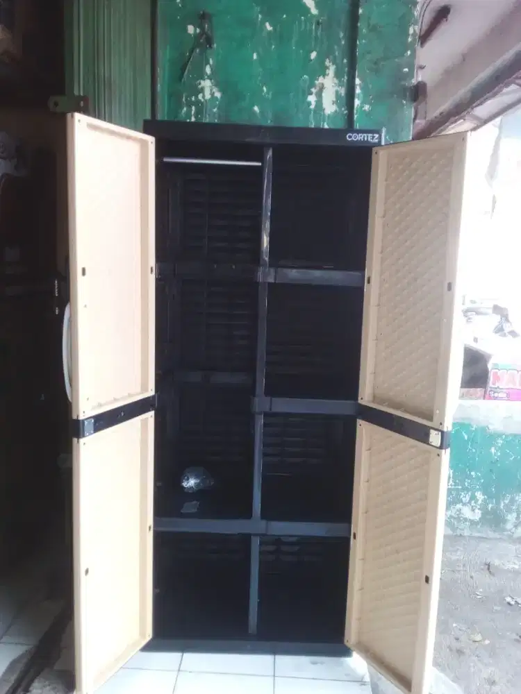 Lemari plastik gantung