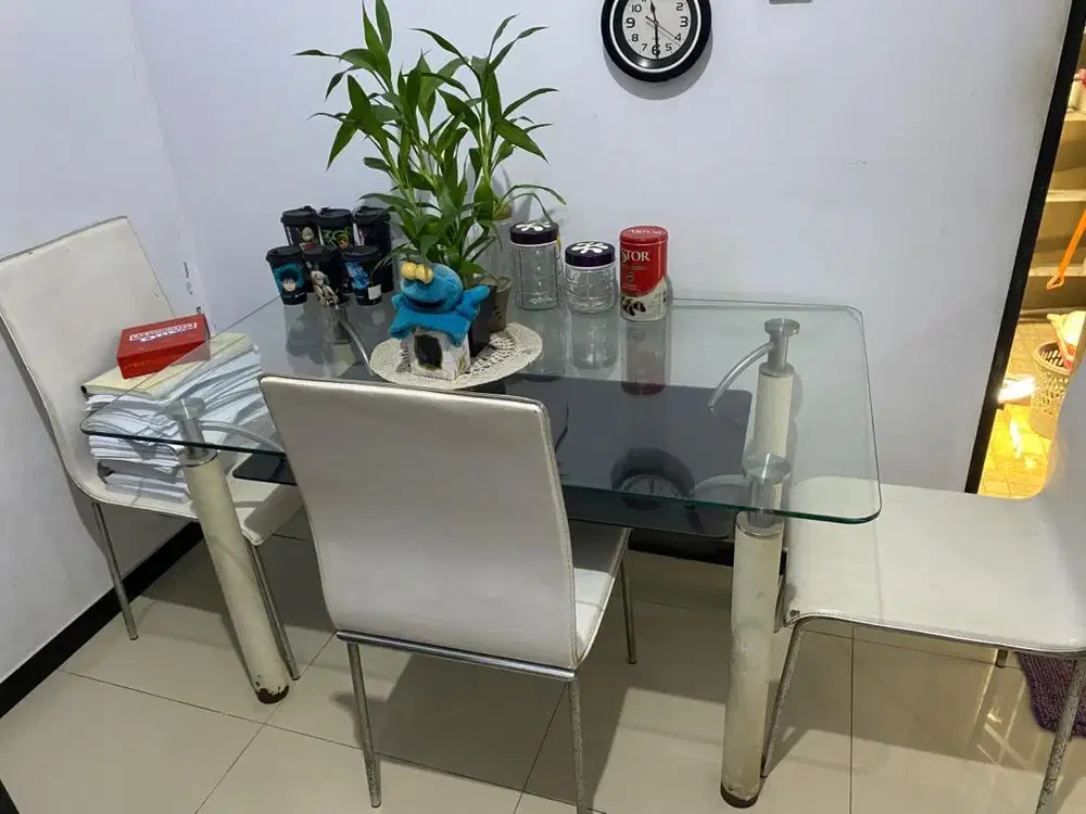 Meja Makan Kaca 1 Set
