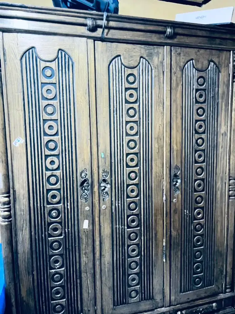 Lemari baju kayu jati kokoh elegant