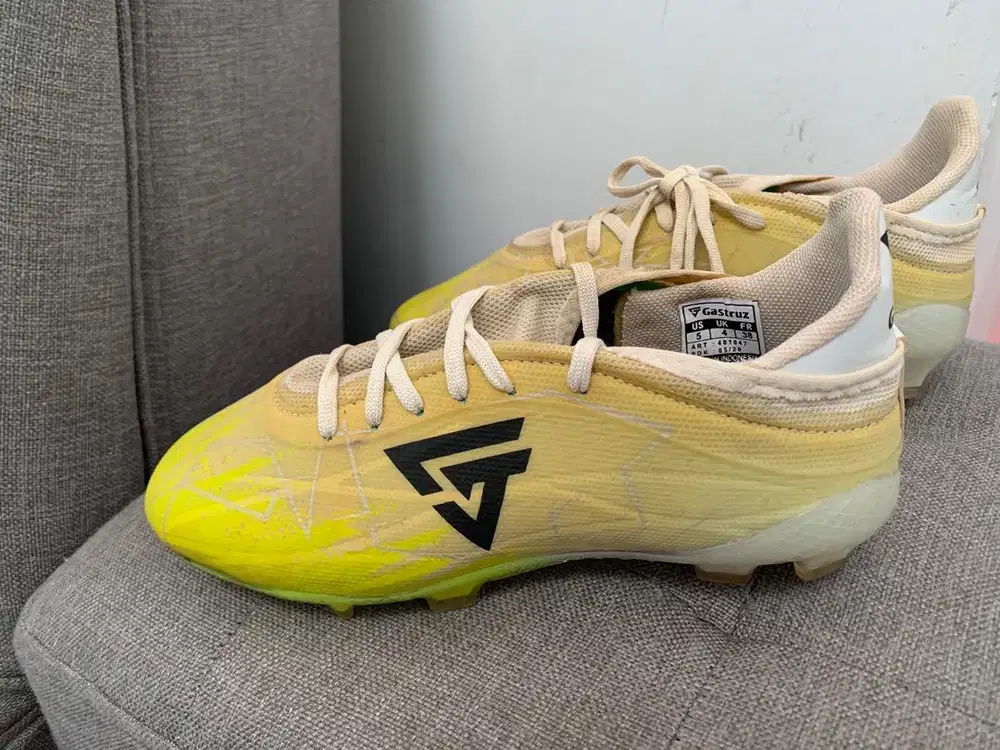 sepatu sepak bola gaztruz original bekas minus tanpa kardus