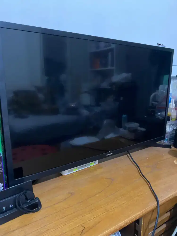 Smart TV Samsung Sharp 32' + Meja TV