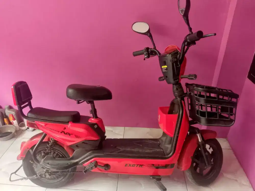 Sepeda listrik warna merah